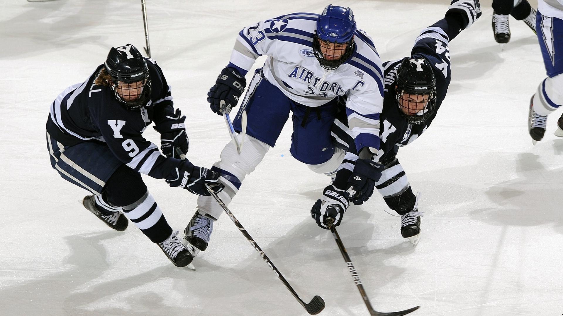 体育彩票：你有她的力气大吗？女生徒手掰断两截扑克牌引爆网络挑战热潮
